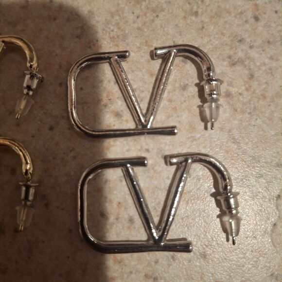 Luxury style V Shaped Rectangular Hoop Earrings - 2 PAIRS - Picture 6 of 7